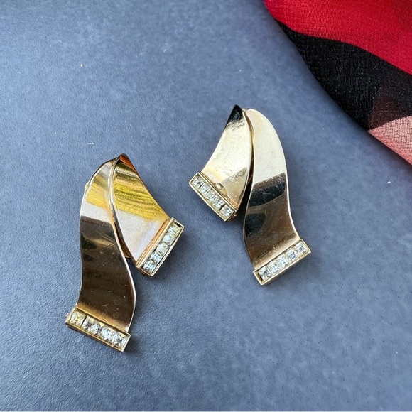 Vintage Gold Tone Abstract Clip On Earrings in Scroll Ribbon Design that Sparkle - Picture 17 of 17